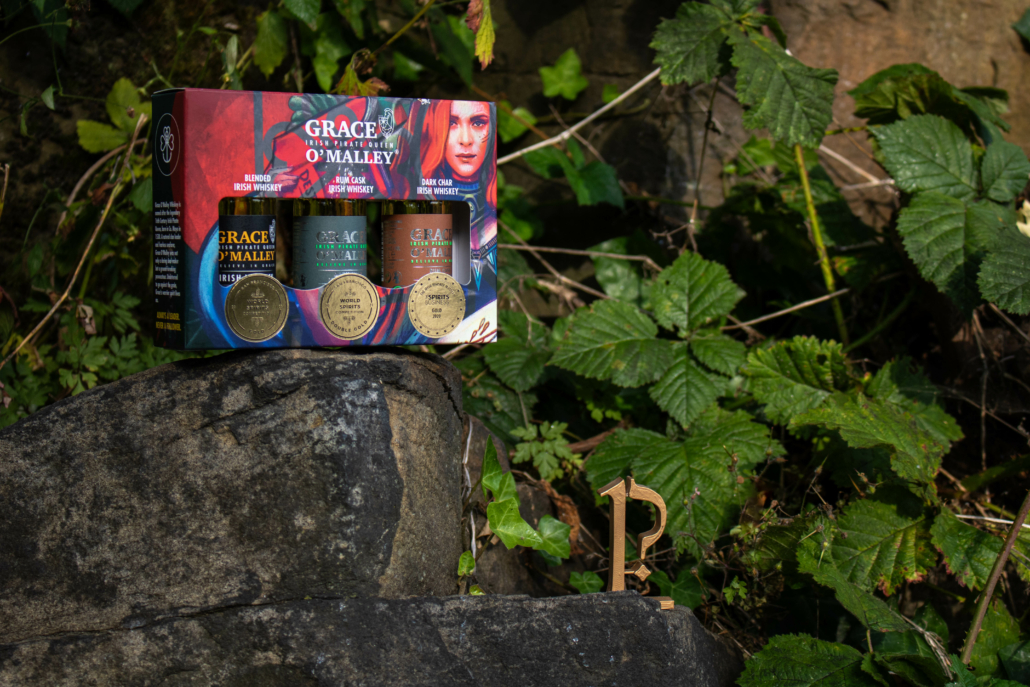 Grace O'Malley 3 pack, the letter P, green background with rocks, Spirits & Drinks Packaging